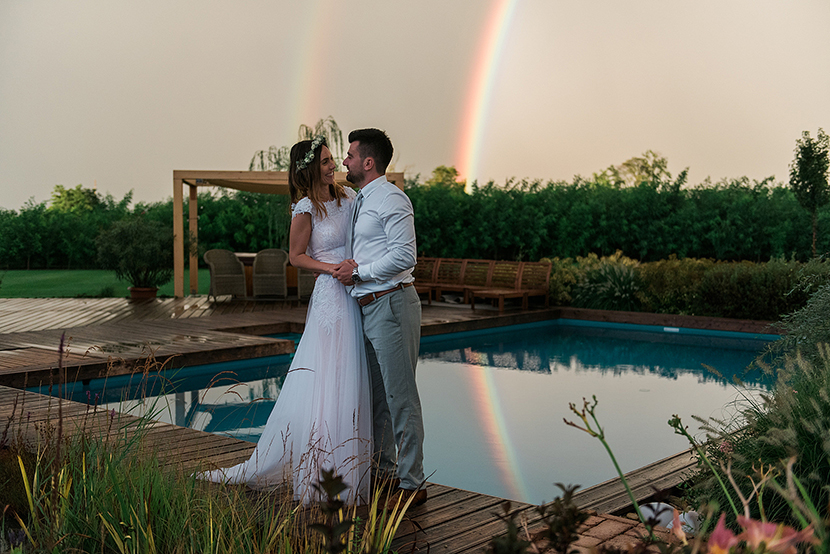 esküvői fotózás Páskom Cottage wedding photography with rainbow