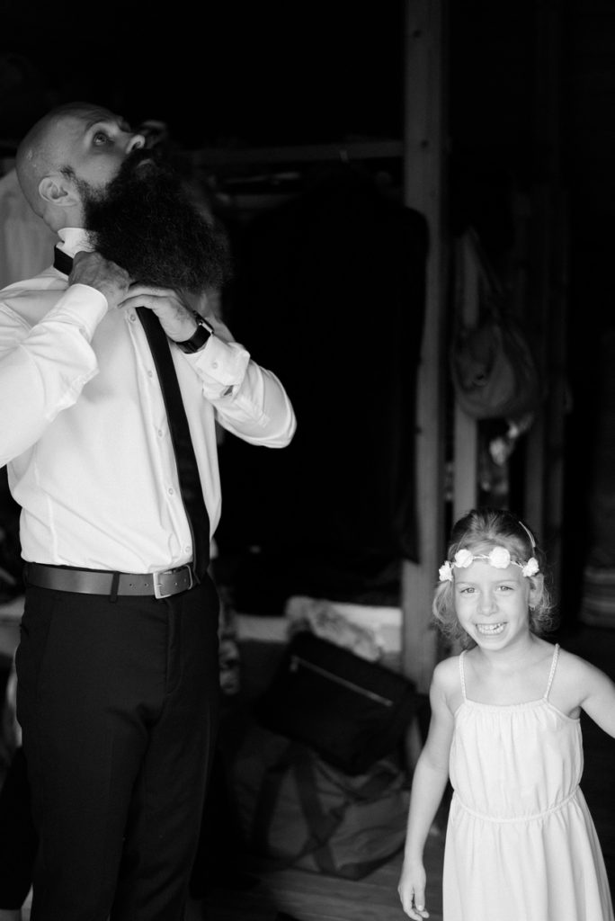 vőlegény készülődése esküvői fotózás fotozsurnaliszta fotózás