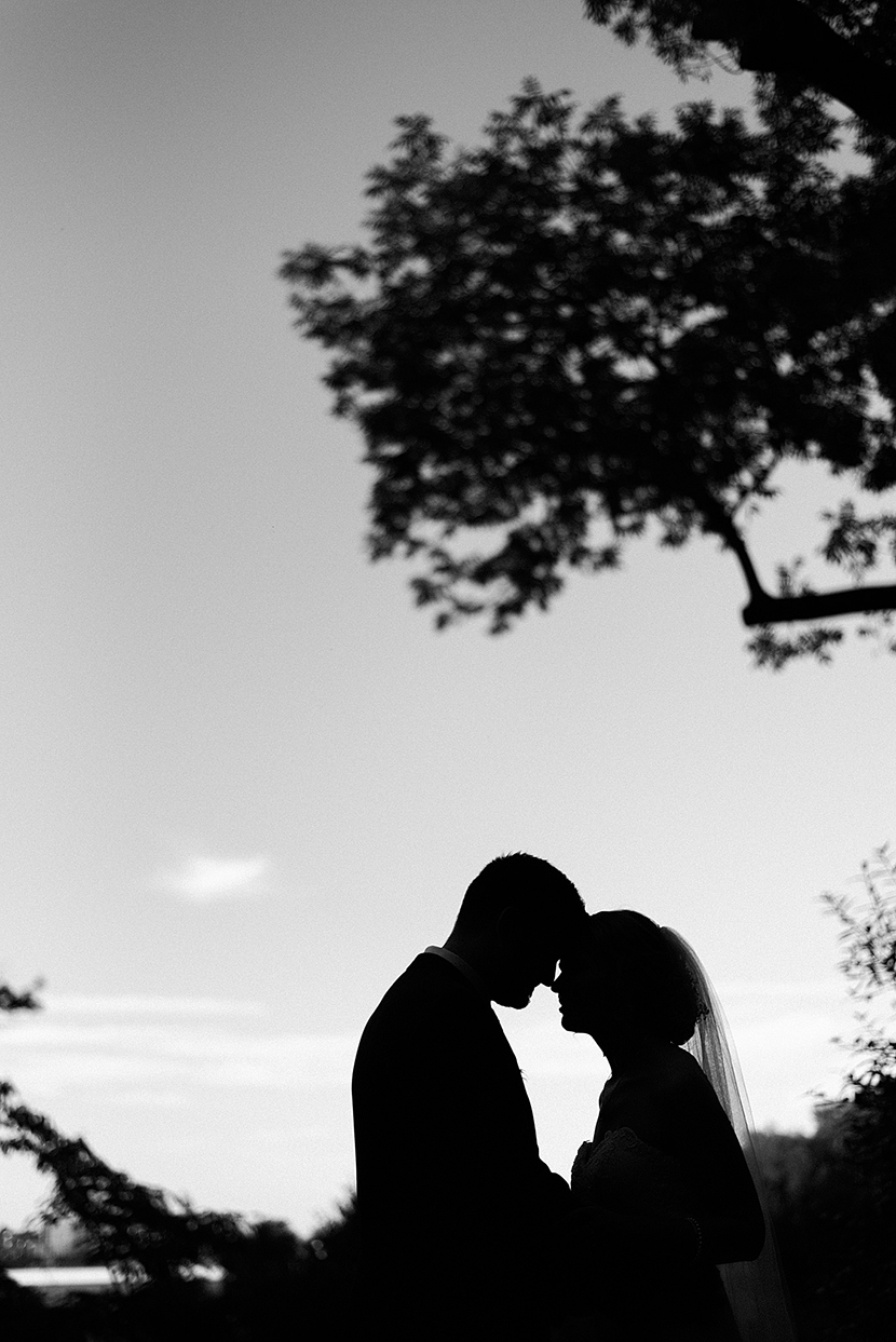 művészi esküvői portré, esküvőfotózás, fekete fehér esküvői fotó, naplemente, sziluett esküvői fotó