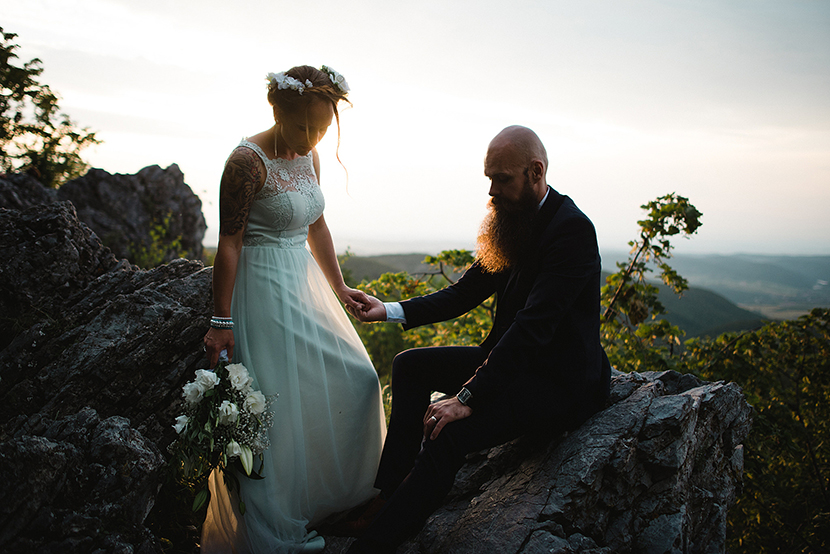kreatív esküvői fotózás a sziklán napnyugtakor, creative wedding photography on the cliff at sunset